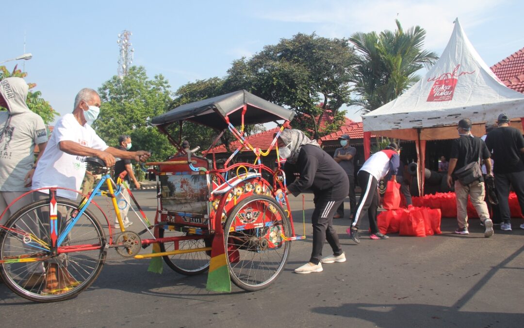 1900 AbangBecak dan Tukang Ojek Dapat Sembako