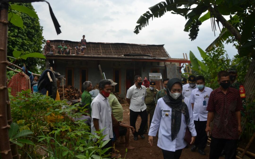 Terdampak Bencana Angin Kencang, Warga Babakan dan Selanegara Terima Bantuan