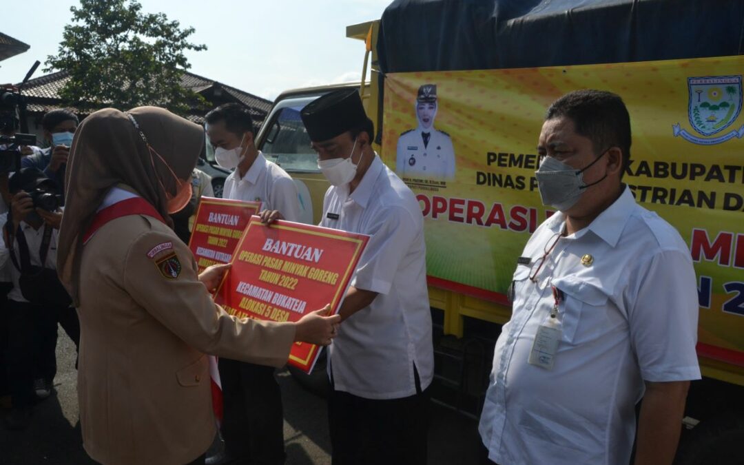 Stabilkan Harga, Bupati Lepas Operasi Pasar Minyak Goreng