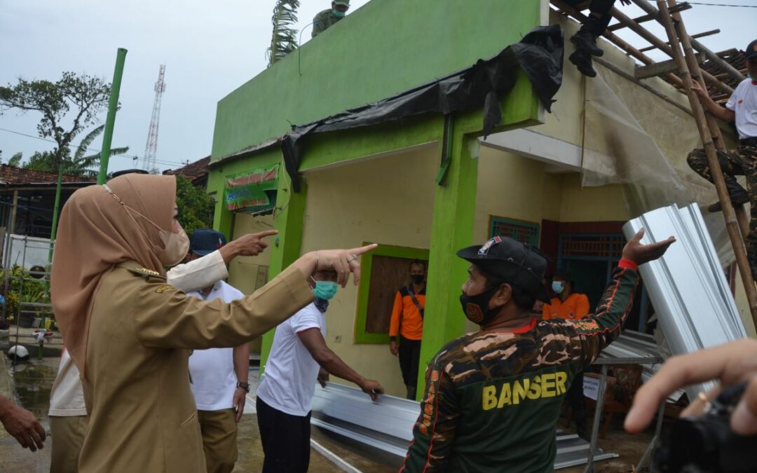 Terdampak Angin Kencang, Warga Karanggedang Terima Bantuan dari Bupati