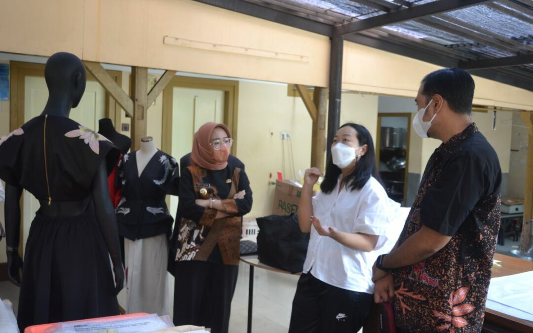 Bisa Tembus Paris Fashion Week, Bupati Ajak Sean Sheila Motivasi Desainer Lokal