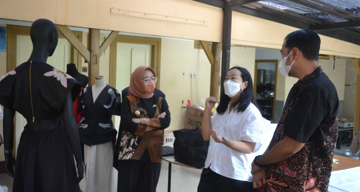 Bisa Tembus Paris Fashion Week, Bupati Ajak Sean Sheila Motivasi Desainer Lokal