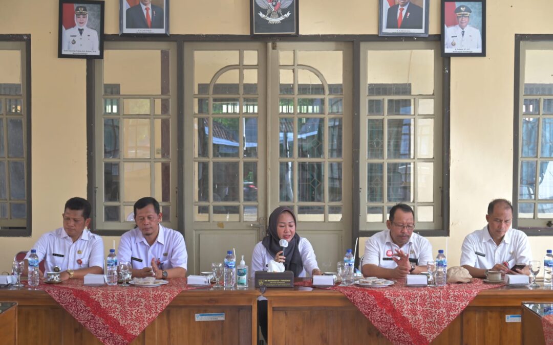 Bupati Tiwi : Camat Harus Tempati Rumah Dinas