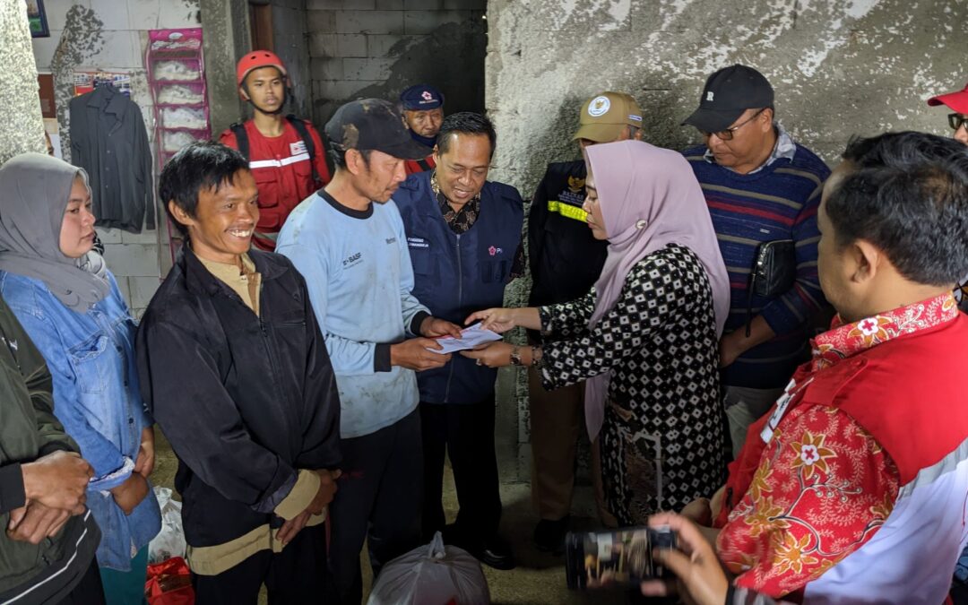 Bupati Tiwi Beri Tali Asih Korban Banjir Bandang di Dusun Gunung Malang