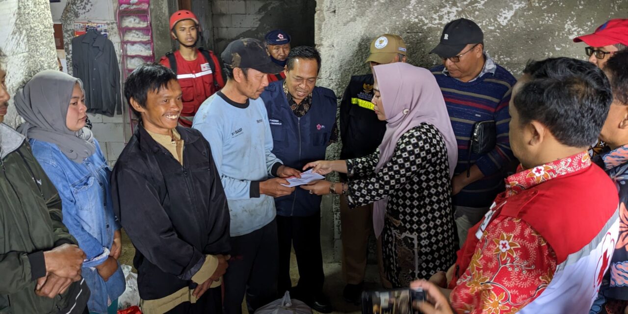 Bupati Tiwi Beri Tali Asih Korban Banjir Bandang di Dusun Gunung Malang