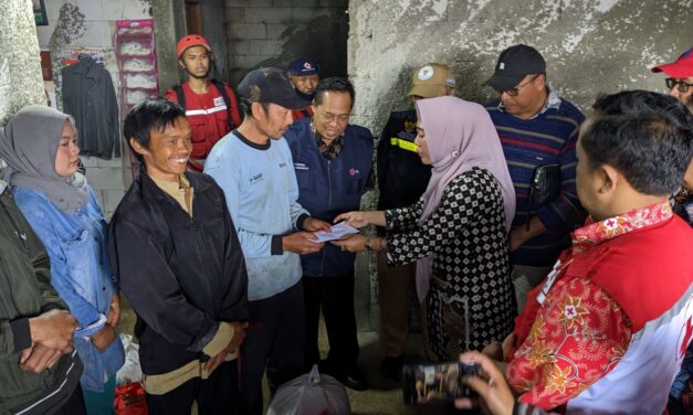 Bupati Tiwi Beri Tali Asih Korban Banjir Bandang di Dusun Gunung Malang