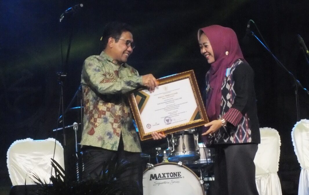 Transformasi BUMDesa Sukses, Bupati Tiwi Terima Penghargaan Bakti Ekonomi Desa