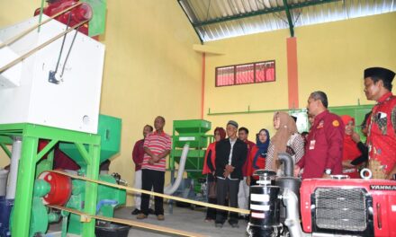 Bupati Tiwi Dorong Lumbung Pangan Masyarakat Jadi Produsen Beras Kemasan