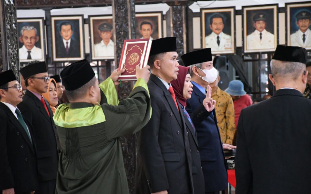 Lantik 17 Pejabat Baru, Bupati Tiwi Minta Segera Gerak Cepat