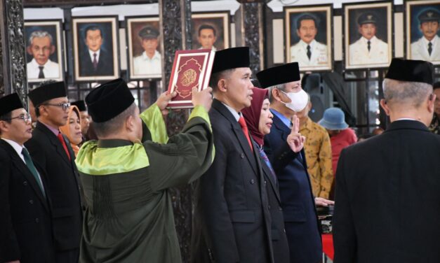 Lantik 17 Pejabat Baru, Bupati Tiwi Minta Segera Gerak Cepat