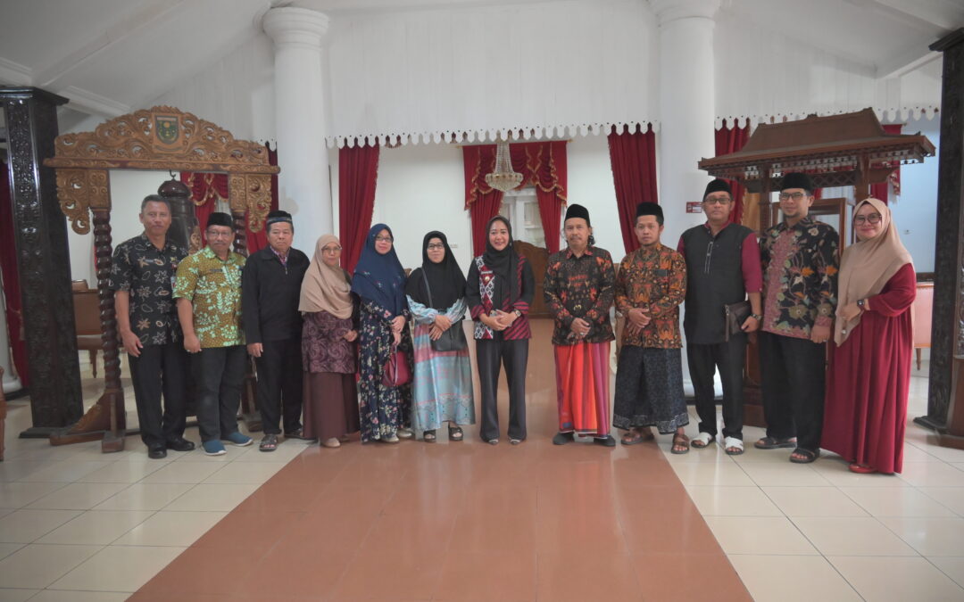 Bupati Tiwi Berangkatkan Lima Warga Purbalingga Umrah Gratis