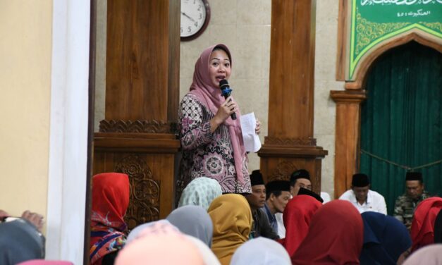 Setujui Usulan Rehab Balai Desa, Bupati Tiwi Alokasikan Bantuan Keuangan untuk Karanggambas