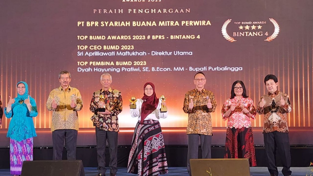 Selamat, Bupati Tiwi dan Dua BUMD Raih Penghargaan TOP BUMD Award 2023