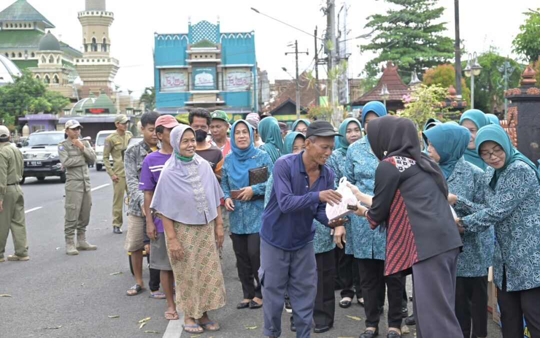 Berbagi di Bulan Suci, Bupati Tiwi – Wabup Dono Bagikan 500 Nasi Kotak