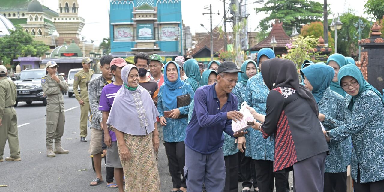 Berbagi di Bulan Suci, Bupati Tiwi – Wabup Dono Bagikan 500 Nasi Kotak