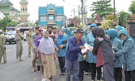 Berbagi di Bulan Suci, Bupati Tiwi – Wabup Dono Bagikan 500 Nasi Kotak