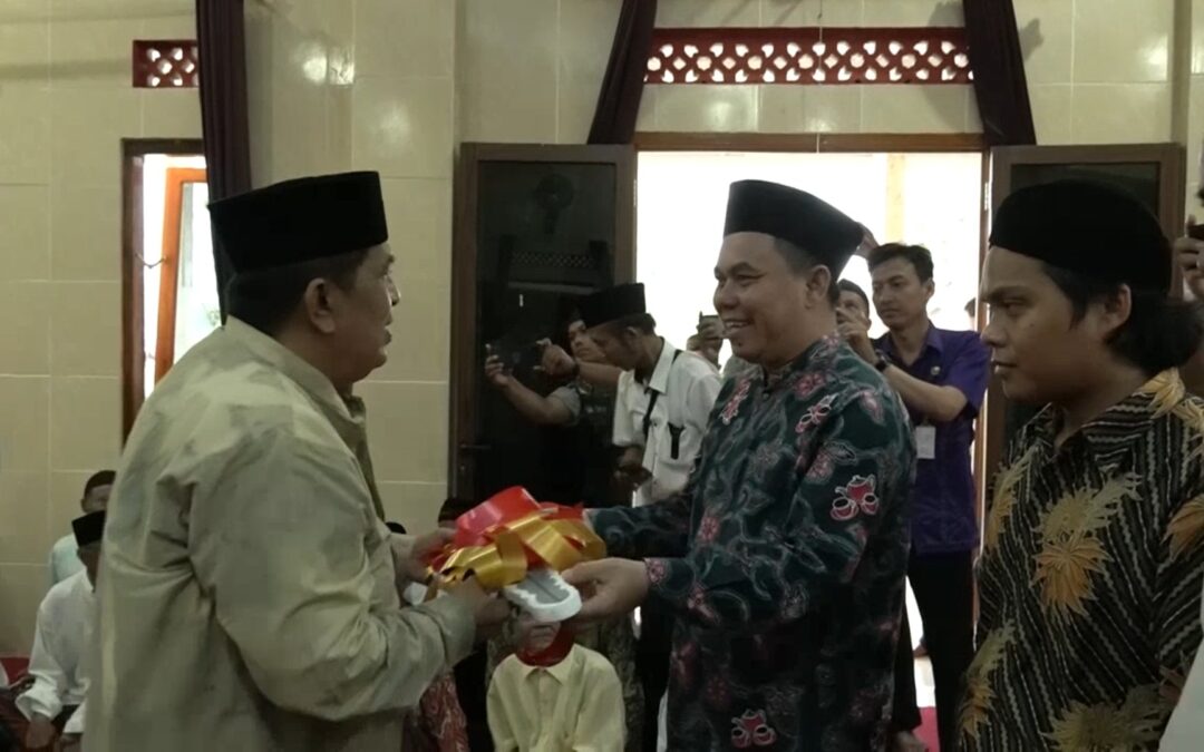 Wabup Sudono Serahkan Bantuan Mobil Ambulan dan 25 Kambing untuk Desa Kaliori