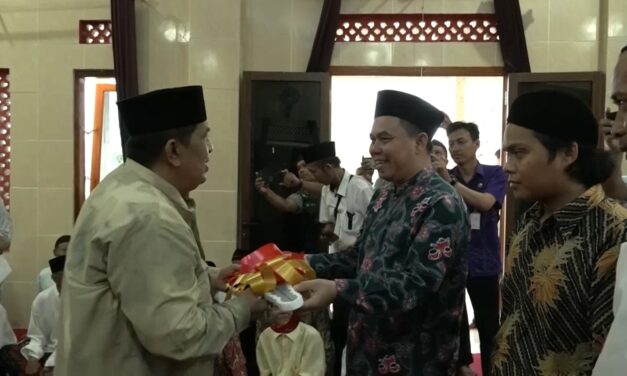 Wabup Sudono Serahkan Bantuan Mobil Ambulan dan 25 Kambing untuk Desa Kaliori