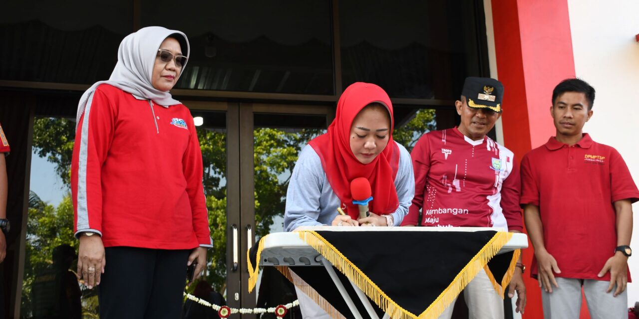 Gebrak Gotong Royong di Kembangan, Bupati Tiwi Bantu Penyelesaian Balai Desa