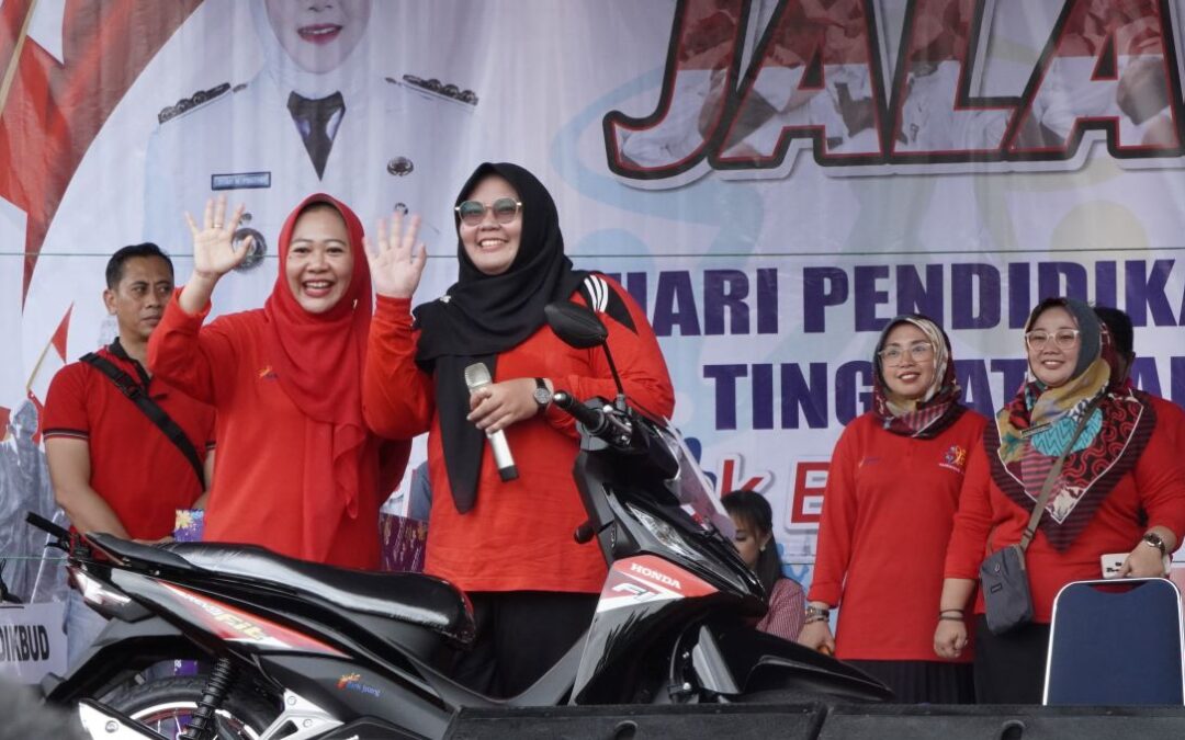 Jalan Sehat Hardiknas Bersama Bupati Tiwi, Berhadiah Motor sampai Kambing