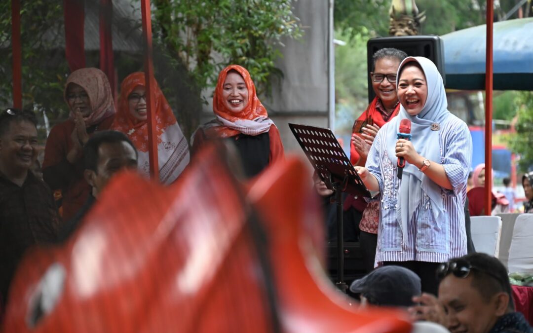 Bupati Tiwi Bernostalgia Bareng Komunitas Tembang Kenangan Lestari