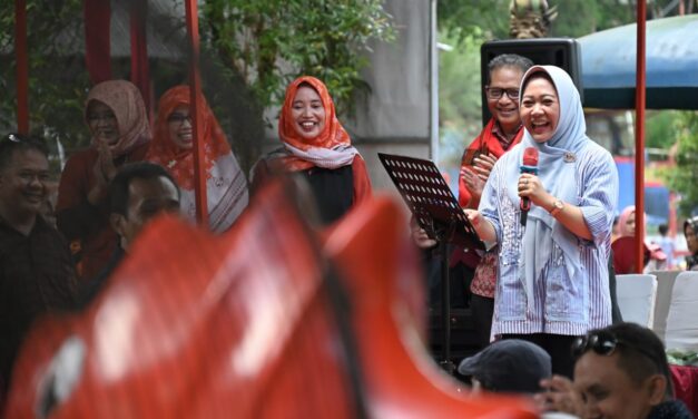 Bupati Tiwi Bernostalgia Bareng Komunitas Tembang Kenangan Lestari