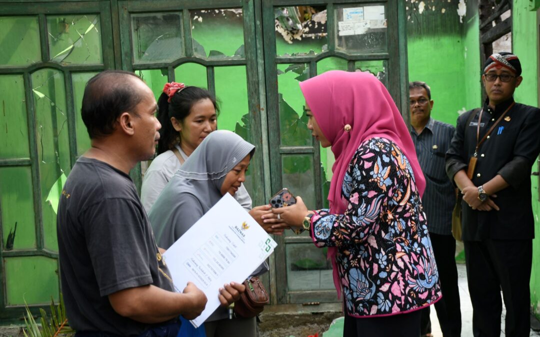 Bupati Tiwi Beri Santunan Guru Honorer Korban Kebakaran Rumah