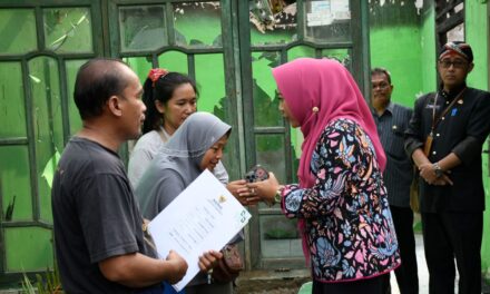 Bupati Tiwi Beri Santunan Guru Honorer Korban Kebakaran Rumah