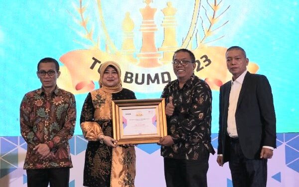 Selamat! Kinerja Keuangan Moncer, Artha Perwira Raih Penghargaan Infobank TOP BUMD 2023