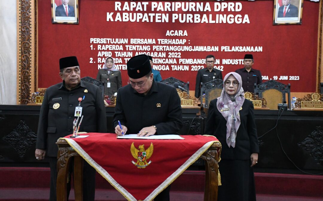 Plh Bupati dan Pimpinan DPRD Setujui Bersama 2 Raperda Jadi Perda