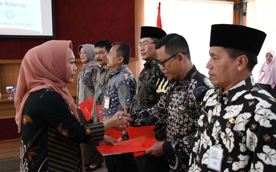 Serahkan SK Dewan Pengawas, Bupati Tiwi Titip untuk Tingkatkan Kinerja BUMD