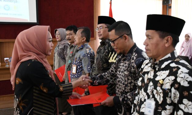 Serahkan SK Dewan Pengawas, Bupati Tiwi Titip untuk Tingkatkan Kinerja BUMD