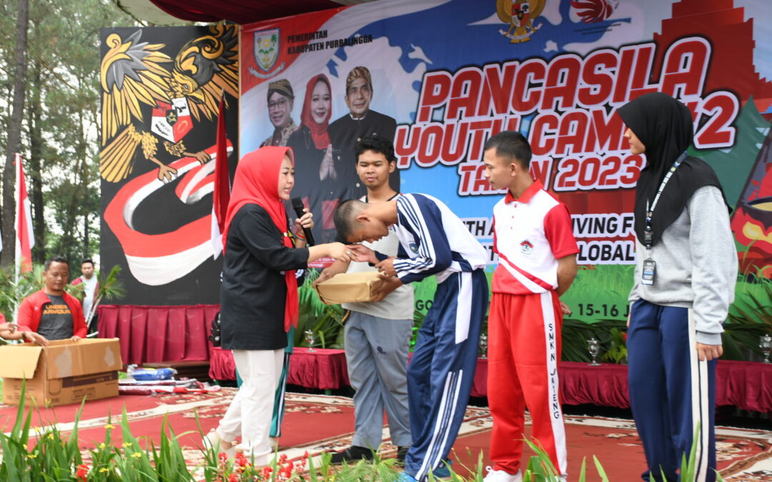 Bupati Tiwi Tanamkan Ajaran Pancasila Melalui Kegiatan Camping Anak Muda