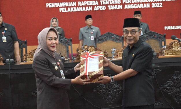 Bupati Serahkan Raperda Pertanggungjawaban APBD TA 2022, Pelampauan Pendapatan Mencapai Rp. 2,3 miliar