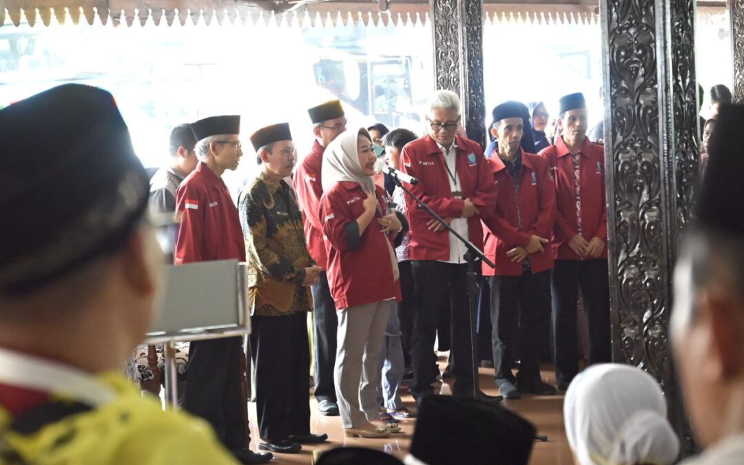 Bupati Tiwi dan Wabup Sudono Antar Calon Jamaah Haji ke Embarkasi Donohudan