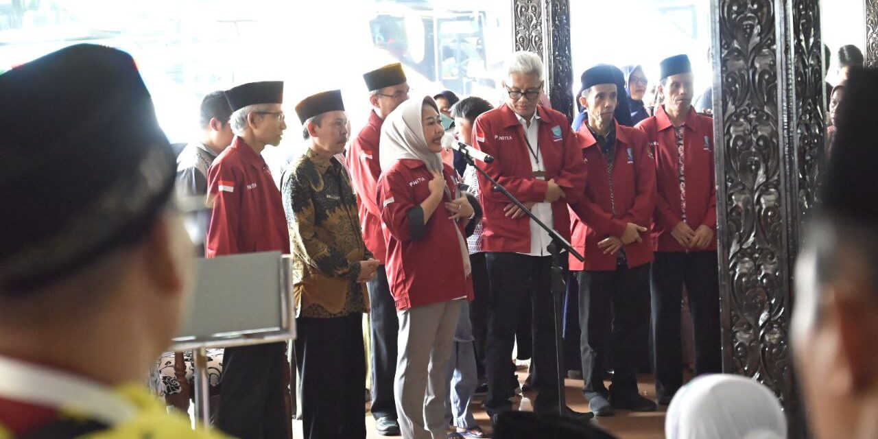 Bupati Tiwi dan Wabup Sudono Antar Calon Jamaah Haji ke Embarkasi Donohudan