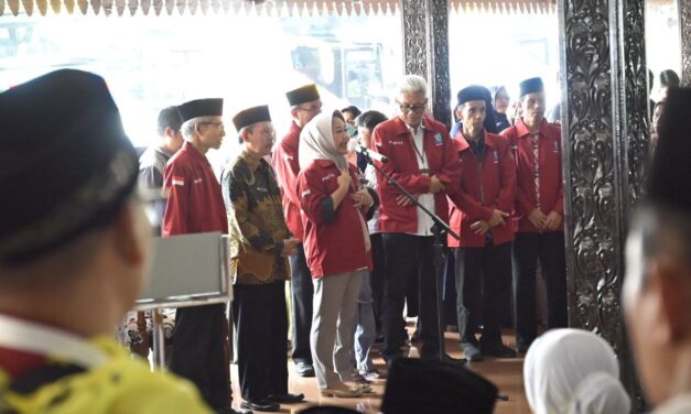 Bupati Tiwi dan Wabup Sudono Antar Calon Jamaah Haji ke Embarkasi Donohudan