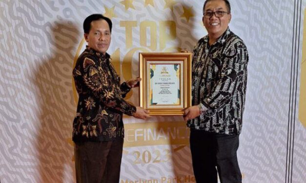 Artha Perwira Terima Penghargaan Top 100 BPR Award 2023