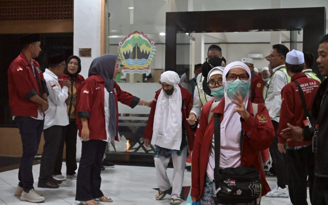 Bupati Tiwi Jemput Kepulangan Jemaah Haji di Embarkasi Donohudan