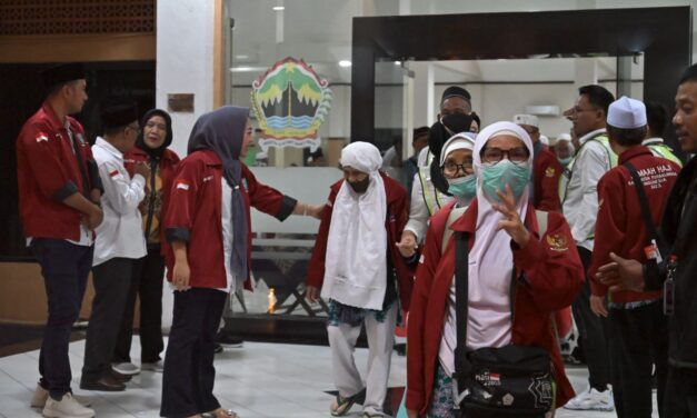 Bupati Tiwi Jemput Kepulangan Jemaah Haji di Embarkasi Donohudan