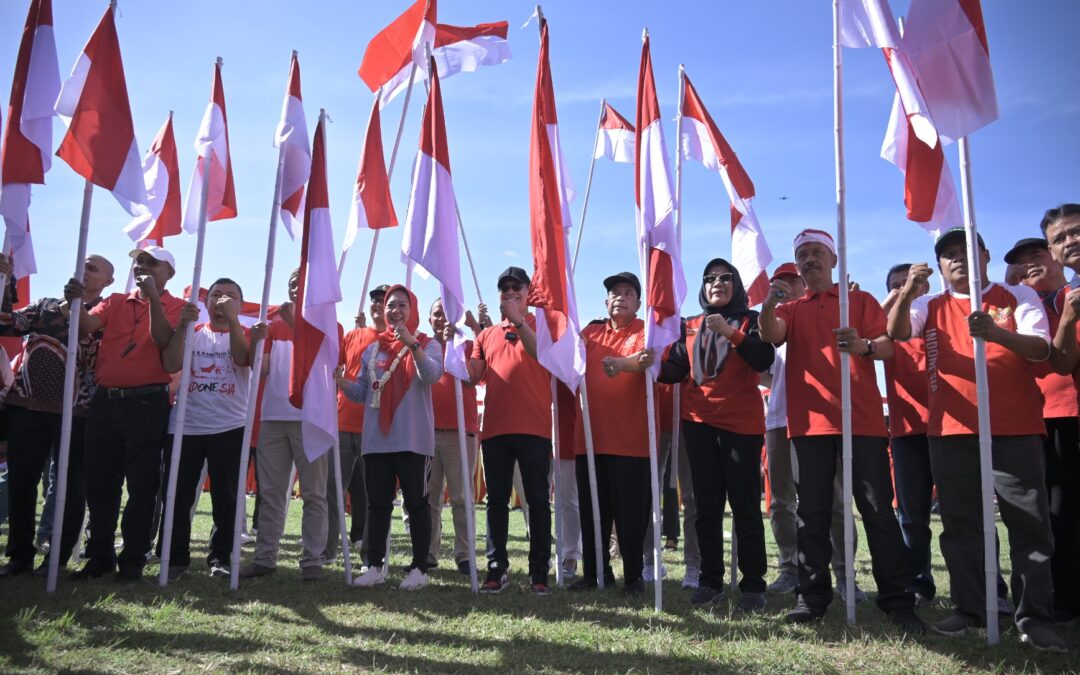 Meriahkan HUT ke -78 Kemerdekaan RI, Bupati Tiwi Pimpin Pembagian 31.632 Bendera Merah Putih