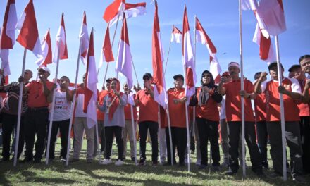 Meriahkan HUT ke -78 Kemerdekaan RI, Bupati Tiwi Pimpin Pembagian 31.632 Bendera Merah Putih