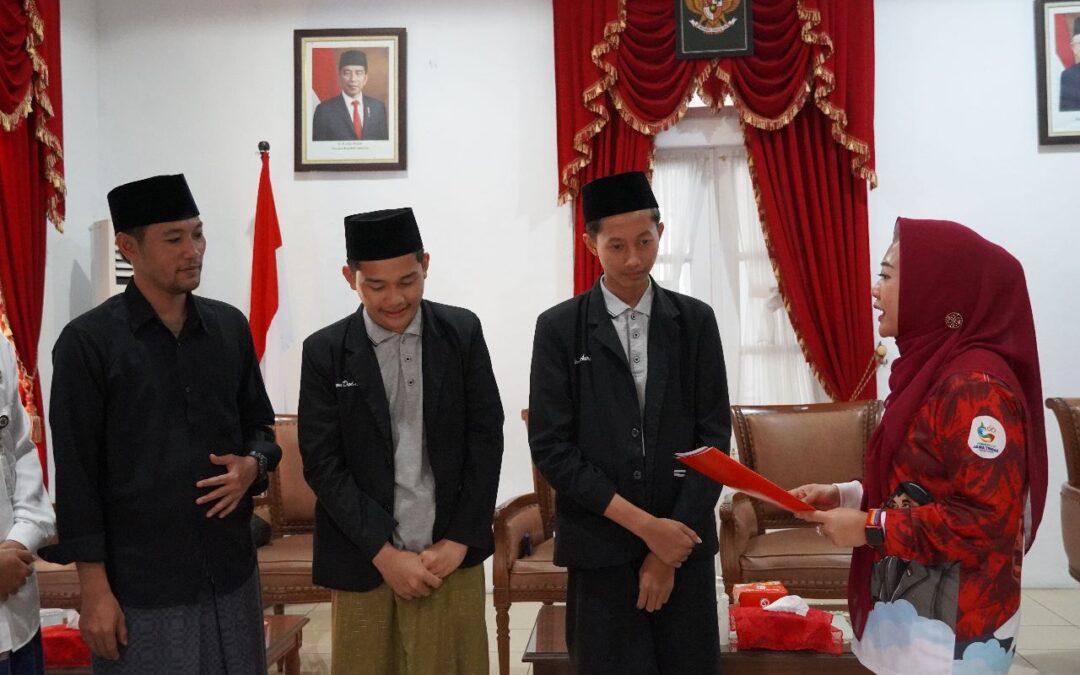 Bupati Tiwi Lepas Dua Santri Minhajut Tholabah Ikuti Kontes Robot di Korea Selatan