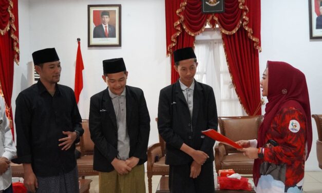 Bupati Tiwi Lepas Dua Santri Minhajut Tholabah Ikuti Kontes Robot di Korea Selatan