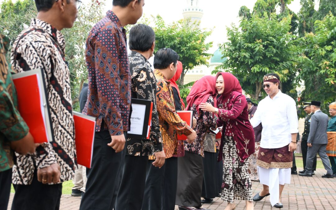 HUT ke-78 Kemerdekaan RI, Bupati Tiwi Serahkan Penghargaan Kepada Insan/Lembaga Berprestasi