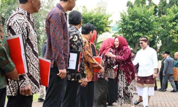 HUT ke-78 Kemerdekaan RI, Bupati Tiwi Serahkan Penghargaan Kepada Insan/Lembaga Berprestasi