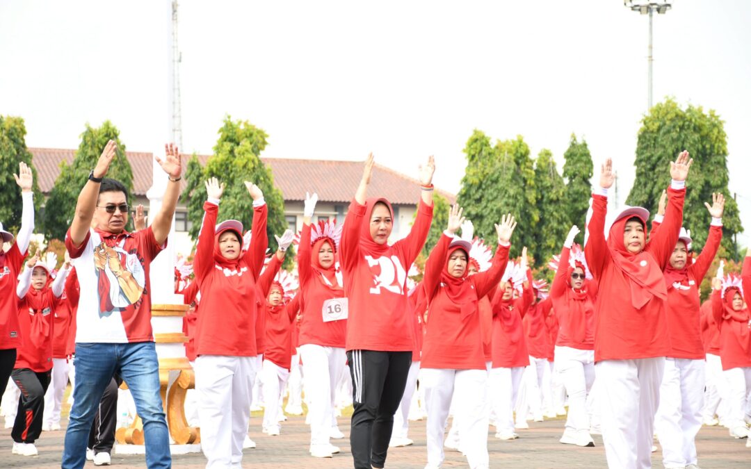 Promosikan Gaya Hidup Sehat, Bupati Senam Bersama Ribuan Kader PKK