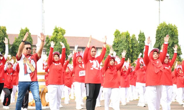 Promosikan Gaya Hidup Sehat, Bupati Senam Bersama Ribuan Kader PKK