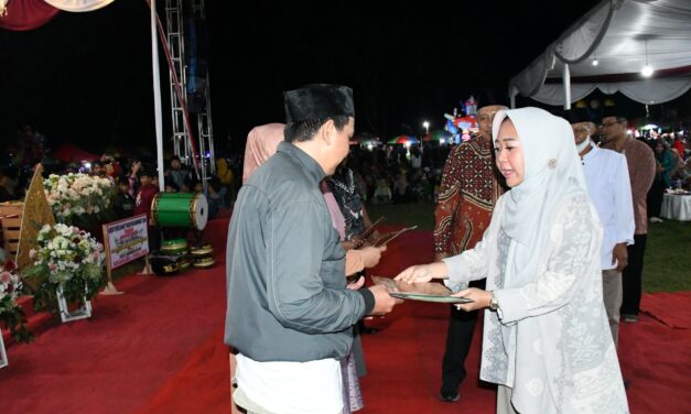 Hadiri Pengajian Akbar, Bupati Tiwi Himbau Warga Karangpucung Manfaatkan Kuota PTSL