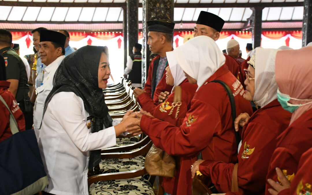 Serahkan 628 Jemaah Haji ke IPHI, Bupati Tiwi : Semoga Mabrur Sepanjang Hayat